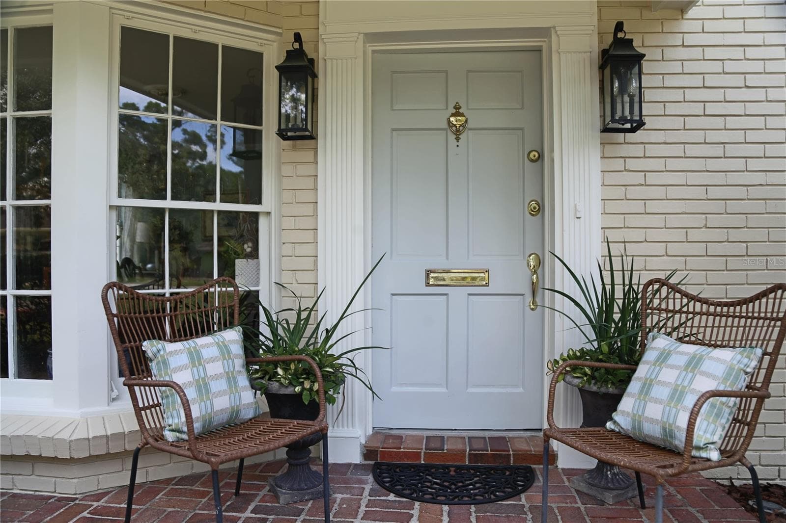 Beautiful Covered Front Porch in the wonderful neighborhood of Culbreath Bayou - 4414 W WATROUS AVE, TAMPA