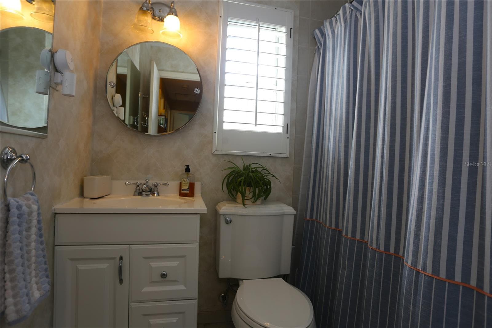 Upstairs Hall Bath - 4414 W WATROUS AVE, TAMPA