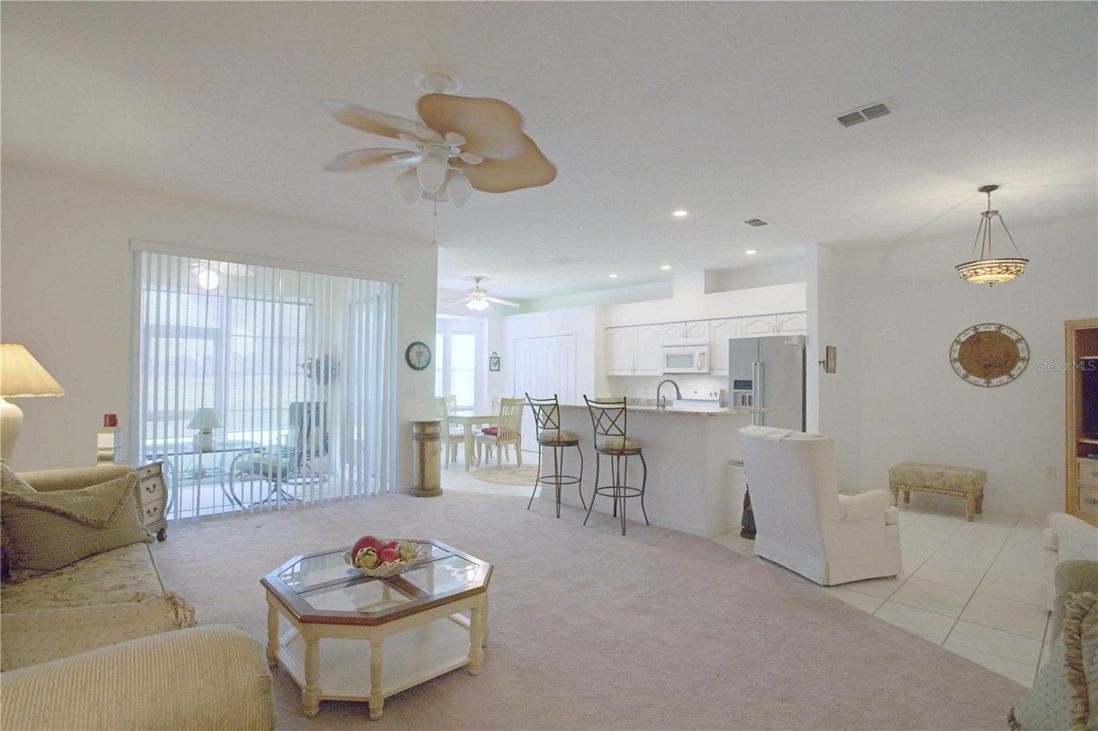 Living room looking toward kitchen and lanai - 91 CLUB VILLAS LN, KISSIMMEE
