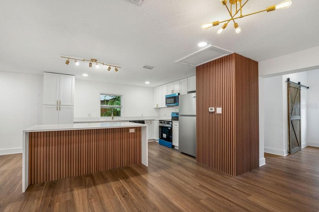 Single Family Residence at 842 DENNIS AVE, ORLANDO, photo 7 of 36