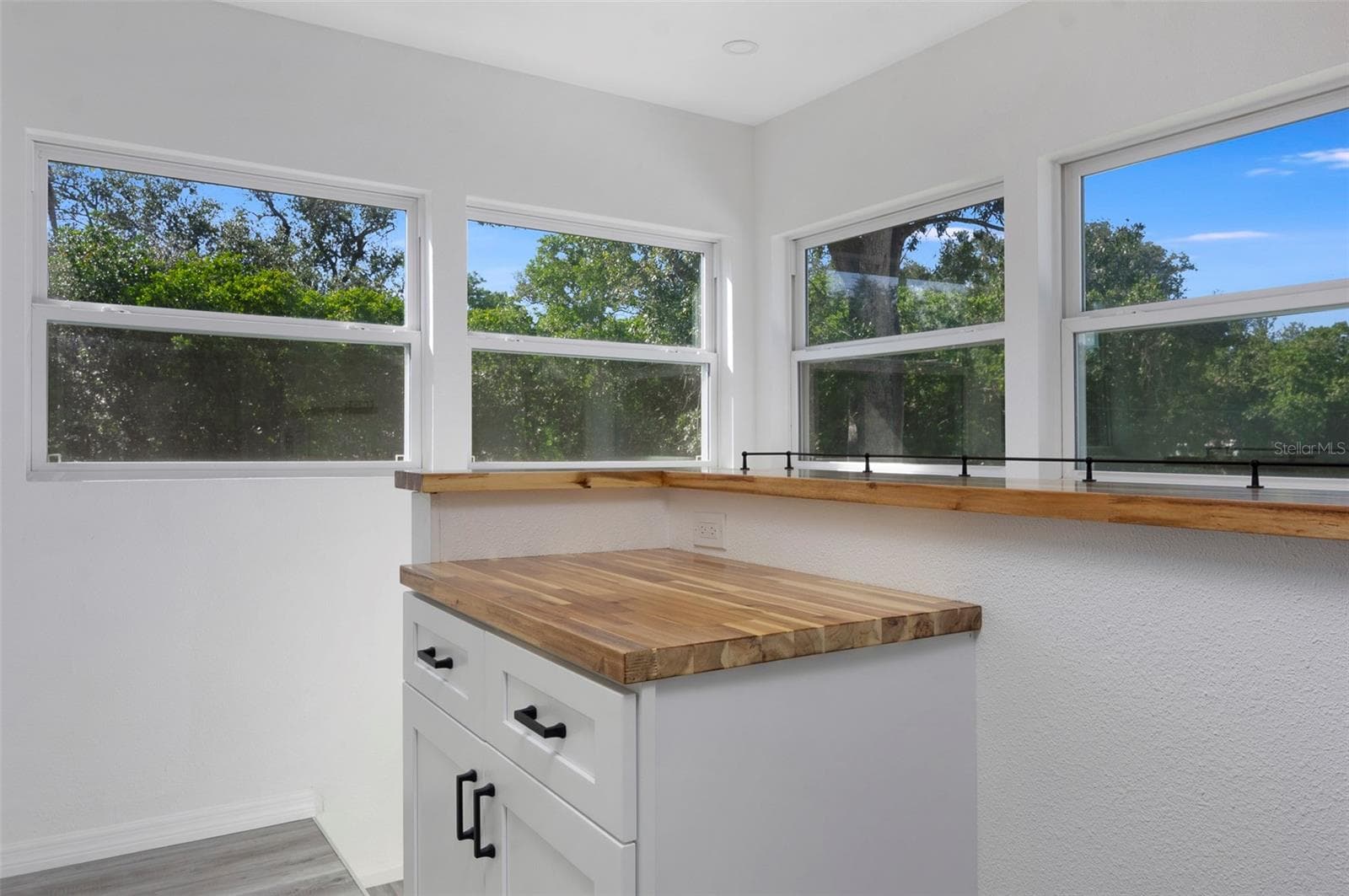 Single Family Residence at 2230 E HARBOR DR S, ST PETERSBURG, photo 9 of 31