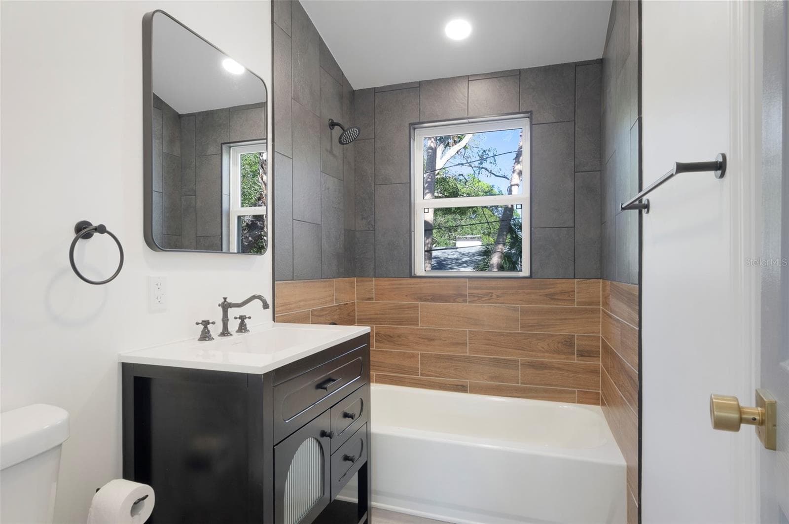 Single Family Residence at 2230 E HARBOR DR S, ST PETERSBURG, photo 17 of 31
