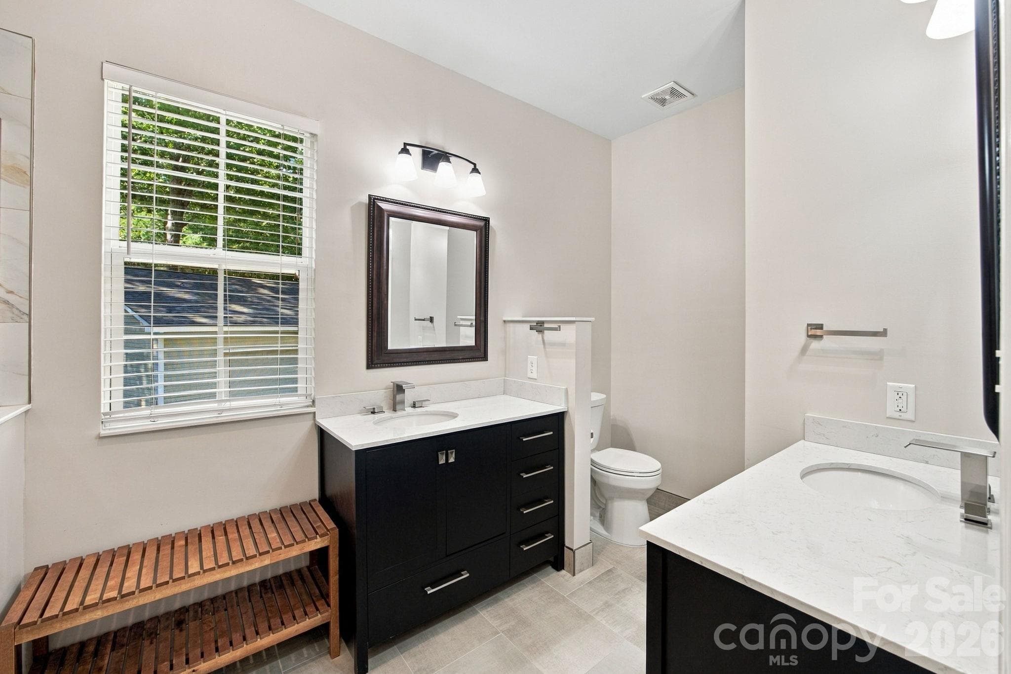 Double vanity main level primary suite - 3774 Gordon Road, Terrell