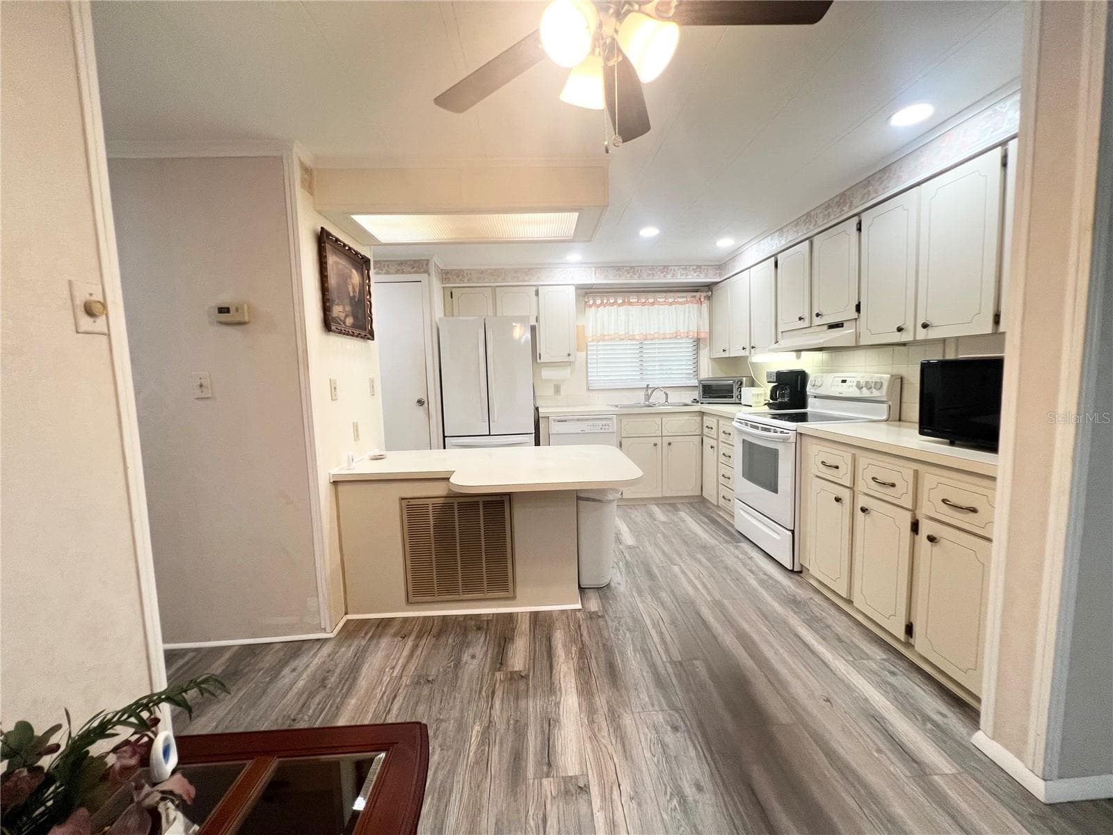 Manufactured Home at 310 MARTIN DR, LAKELAND, photo 8 of 28