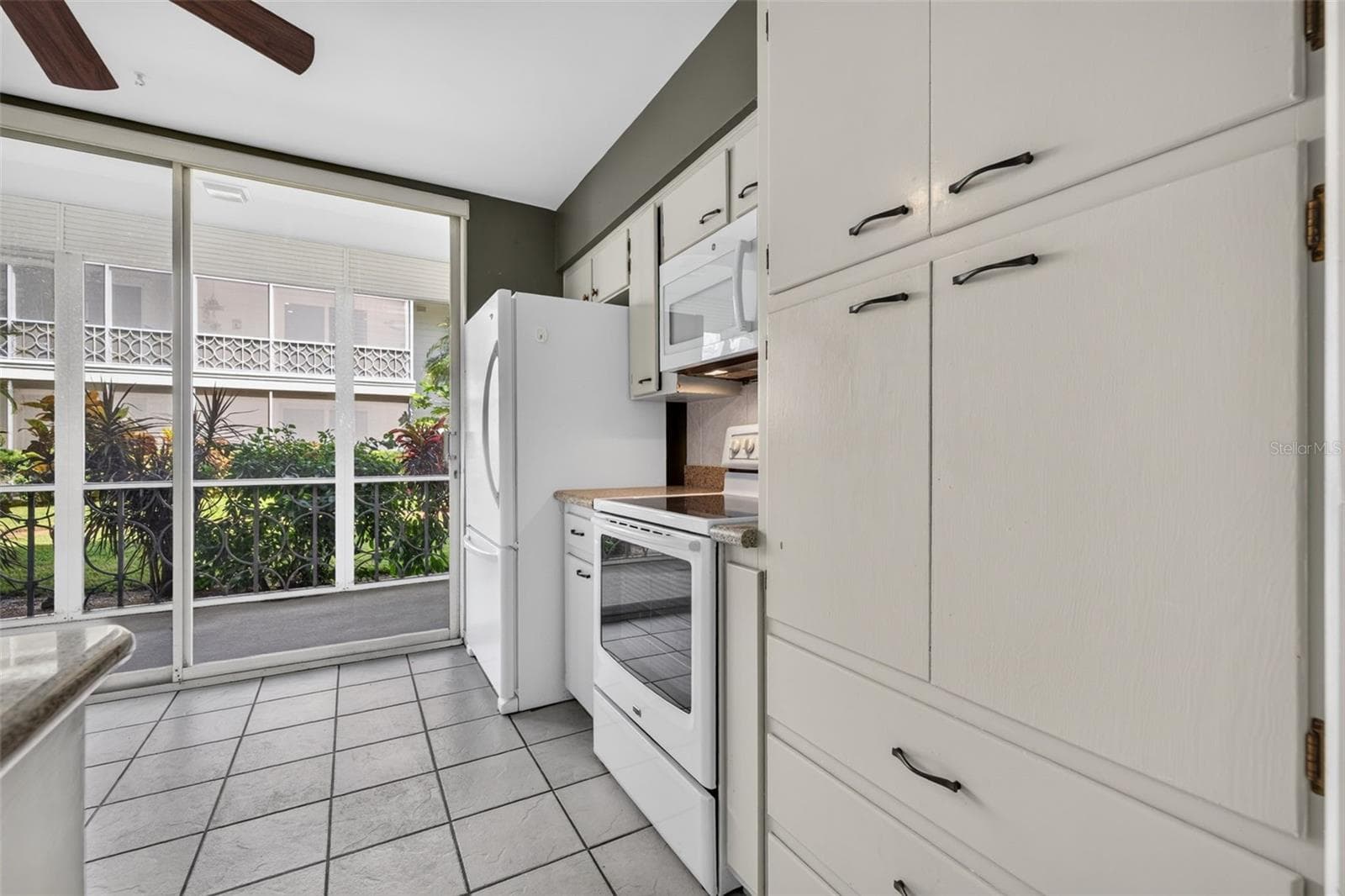 Kitchen - 1000 N SHORE DR NE #2, ST PETERSBURG