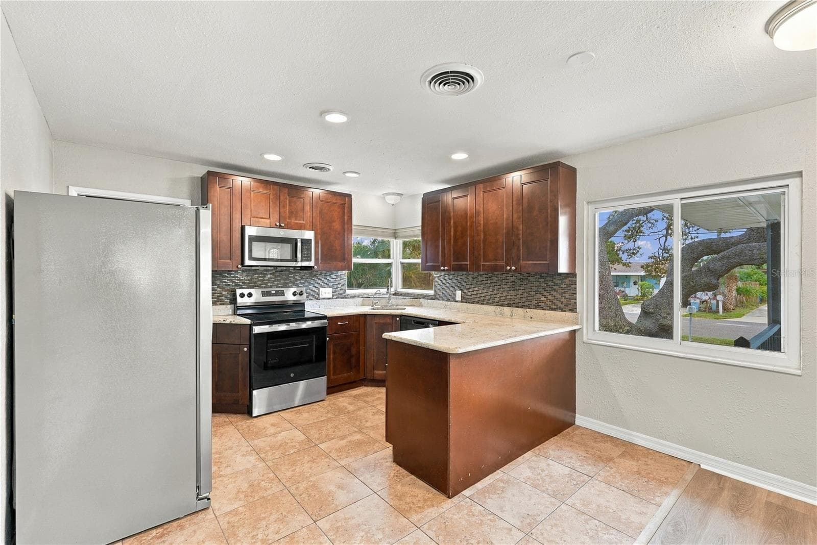 Single Family Residence at 10719 CHEROKEE DR, ST PETERSBURG, photo 14 of 40