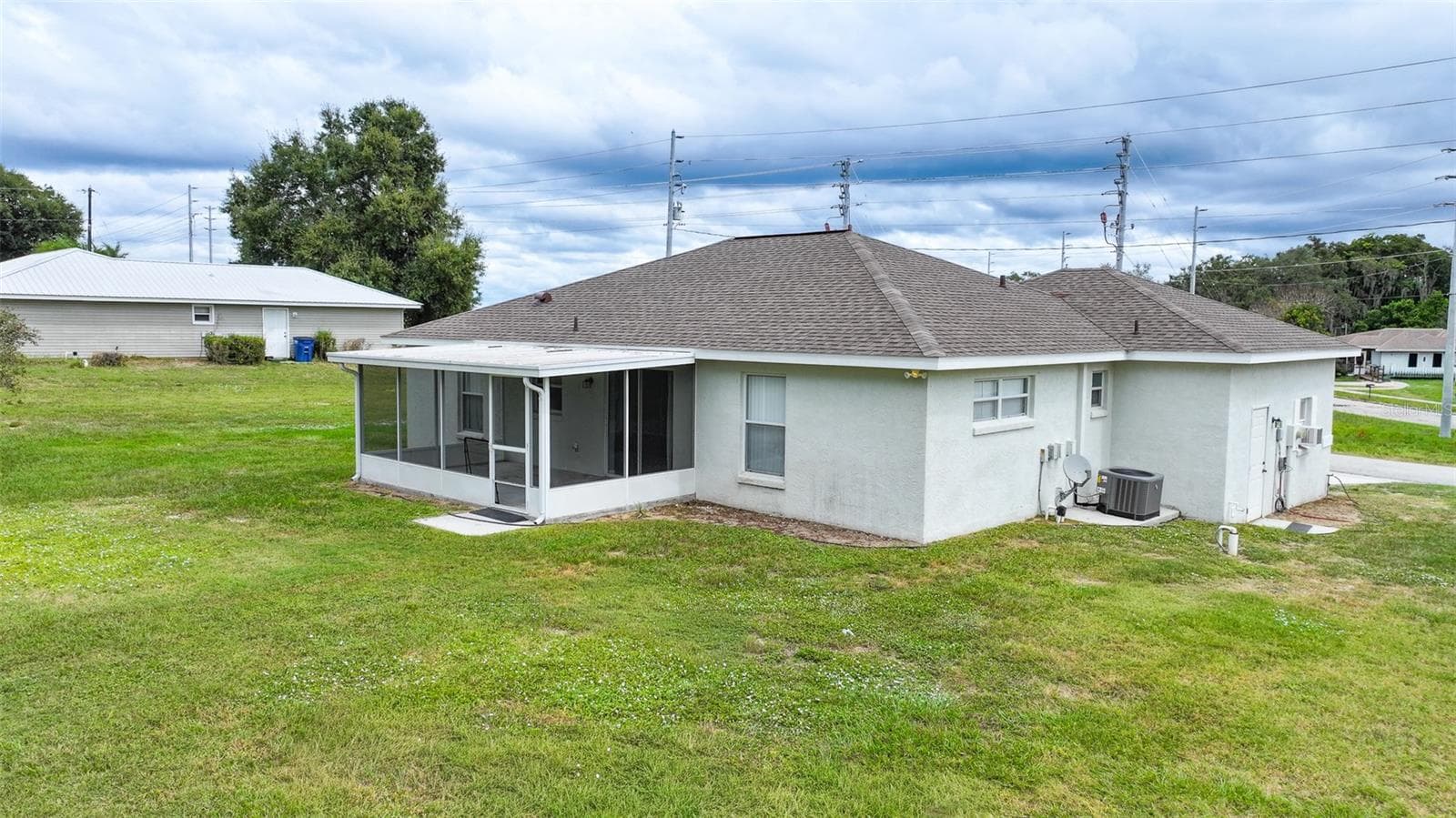 Single Family Residence at 1420 HIAWATHA AVE, SEBRING, photo 3 of 42
