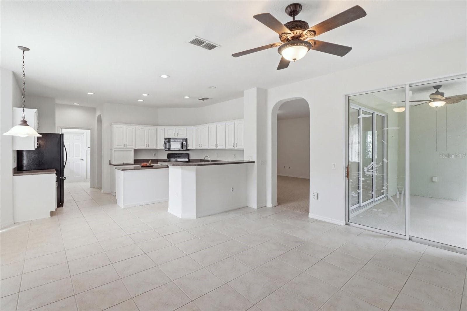 Family room looking at Kitchen - 8368 SW 79TH CIR, OCALA