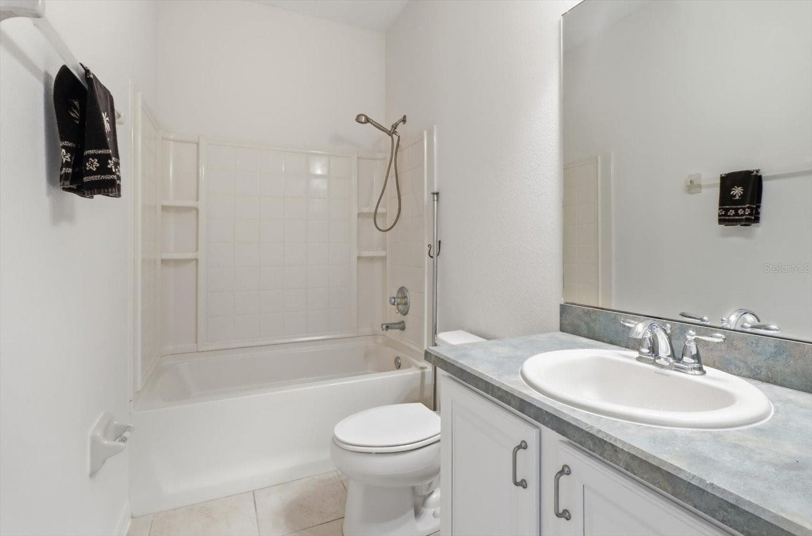 Guest Bath with tub and shower combo with moen tixures - 8368 SW 79TH CIR, OCALA