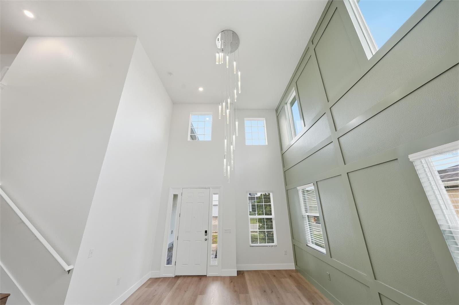 Soaring ceilings provide a dramatic entrance - 5839 SW 86TH ST, OCALA