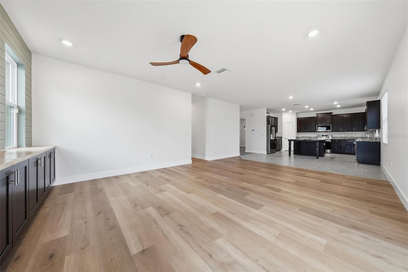Open flow from the living room to the kitchen - 5839 SW 86TH ST, OCALA