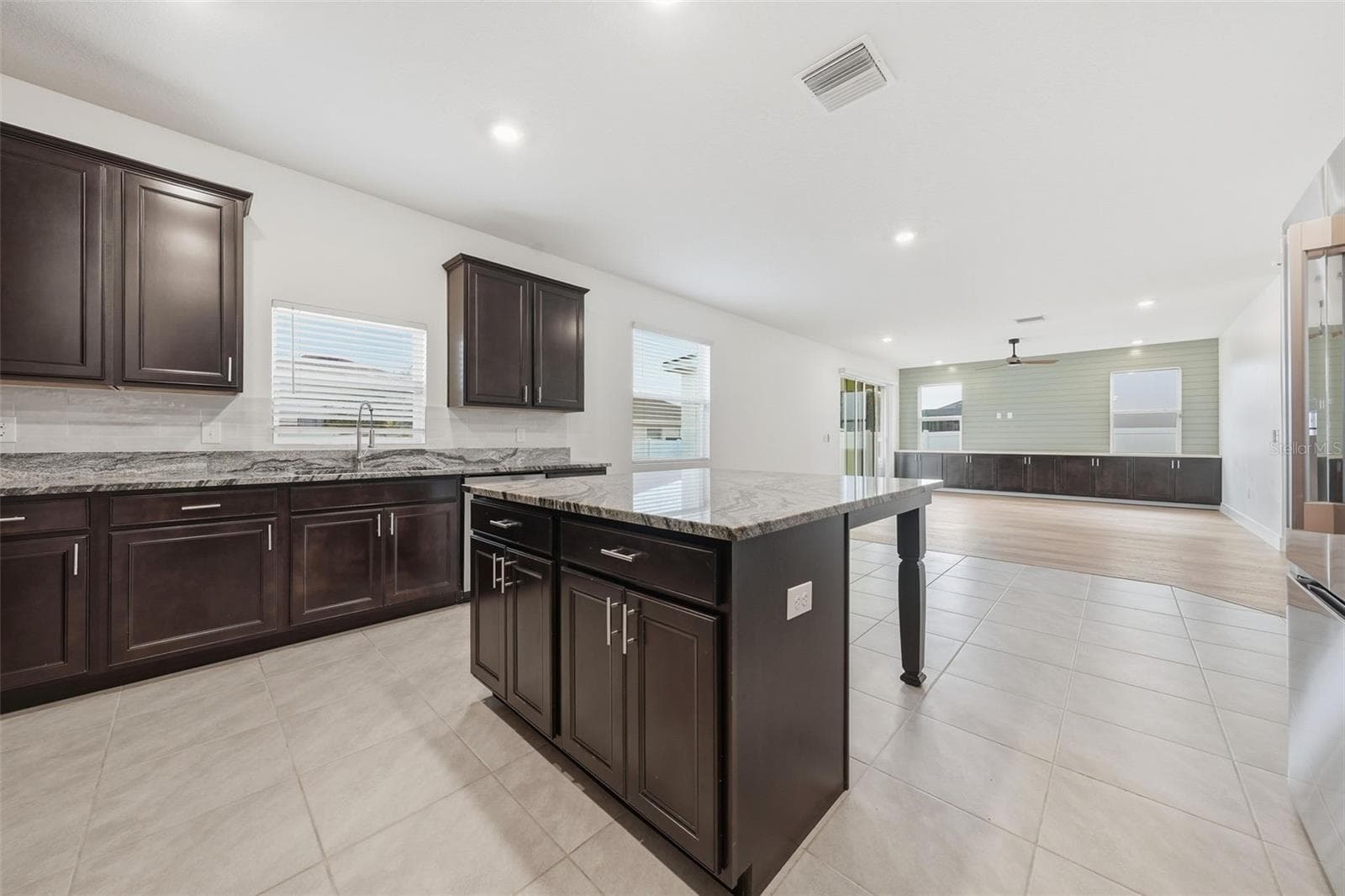 Large center island with granite counters - 5839 SW 86TH ST, OCALA