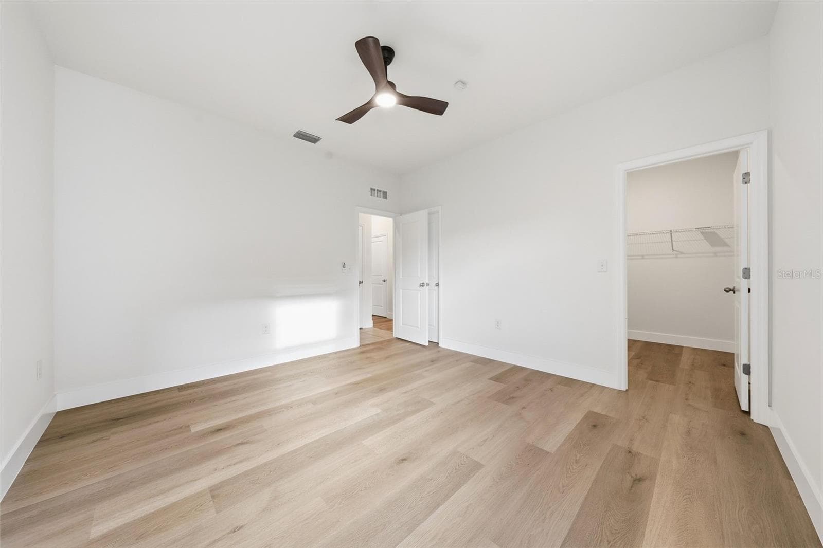 Downstairs bedroom suite with walk-in closet - 5839 SW 86TH ST, OCALA