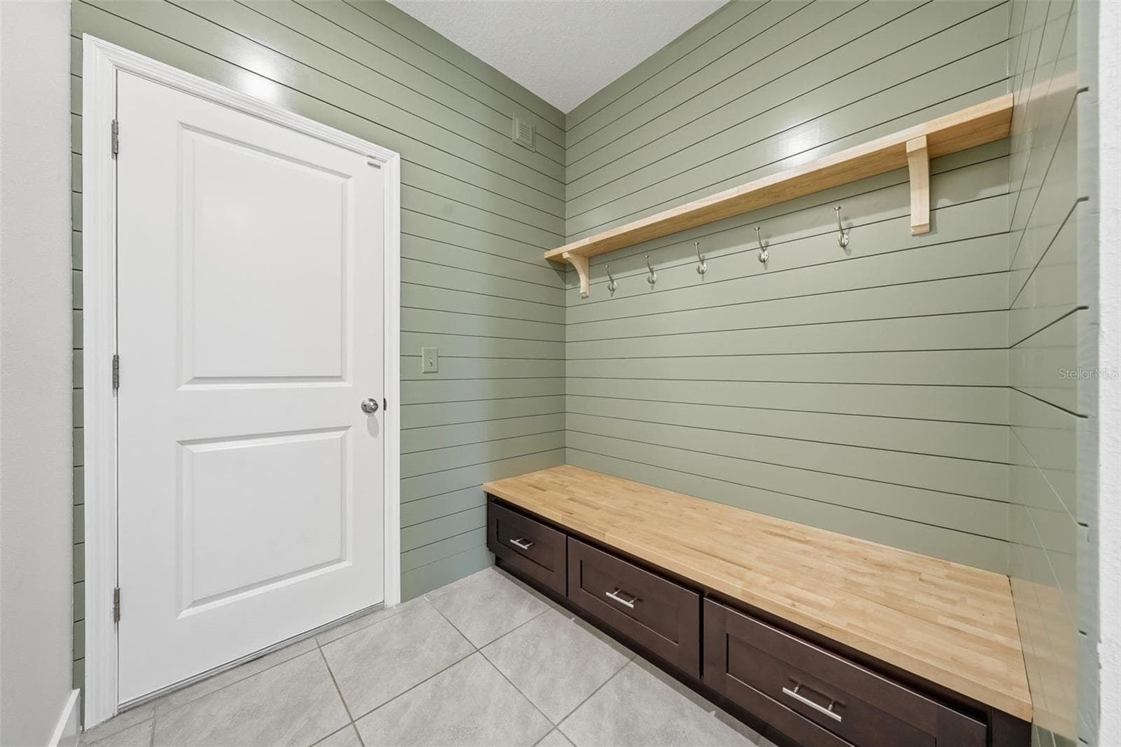 Custom mudroom drop zone off the garage - 5839 SW 86TH ST, OCALA