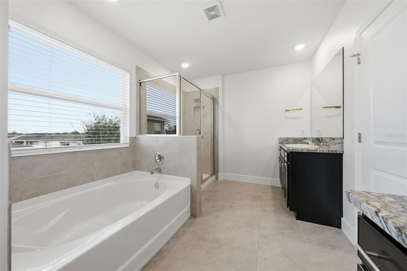 Primary bath with separate vanities - 5839 SW 86TH ST, OCALA