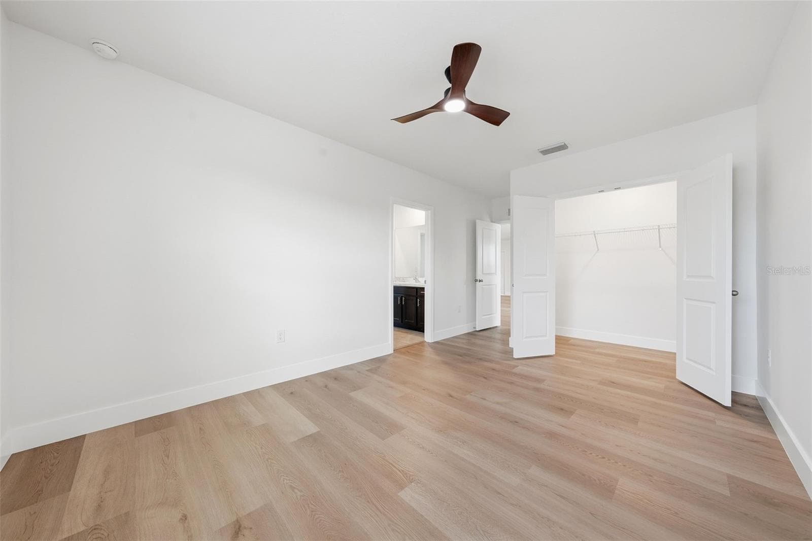 Upstairs 3rd bedroom with jack and jill bath - 5839 SW 86TH ST, OCALA