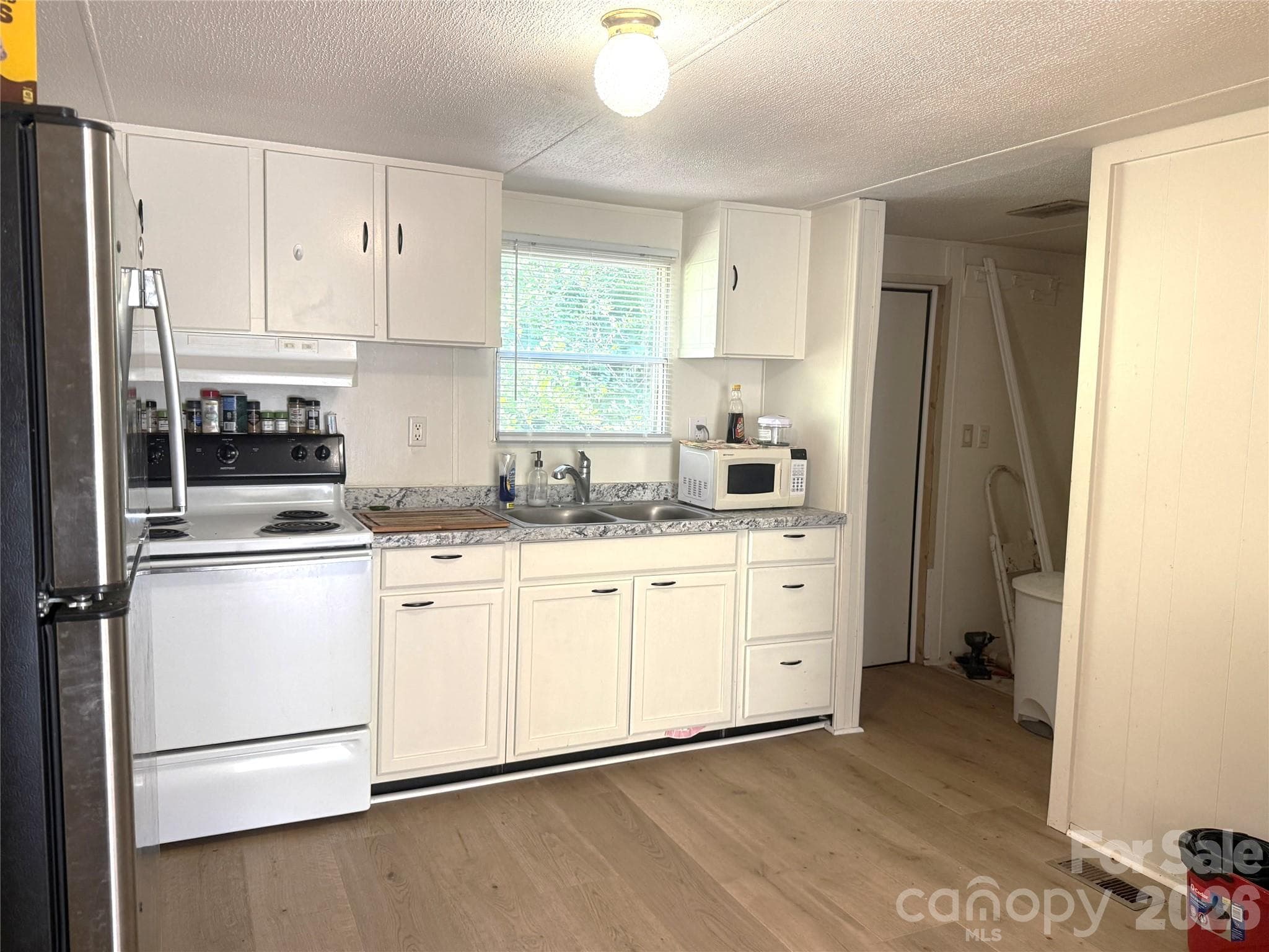 Single Family Residence at 10 Lands End Drive, Candler, photo 11 of 35