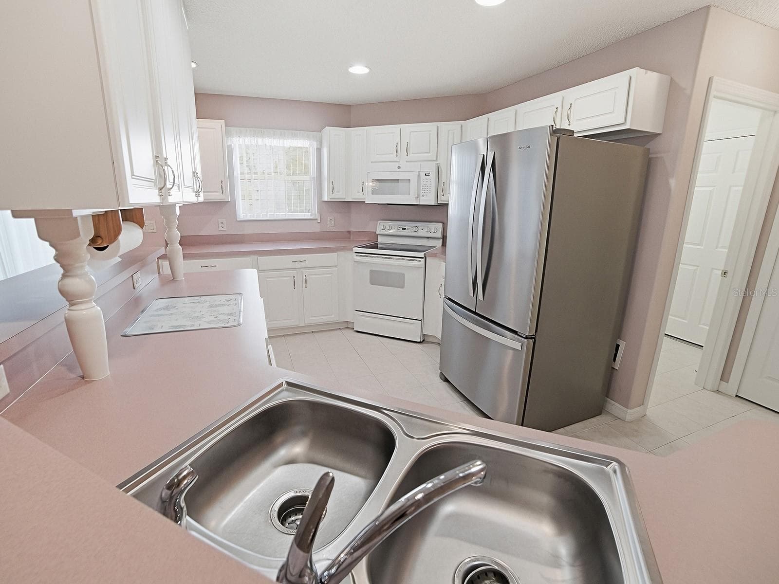 KITCHEN OPEN TO LIVING AREA - 1040 EAGLES LNDG, LEESBURG