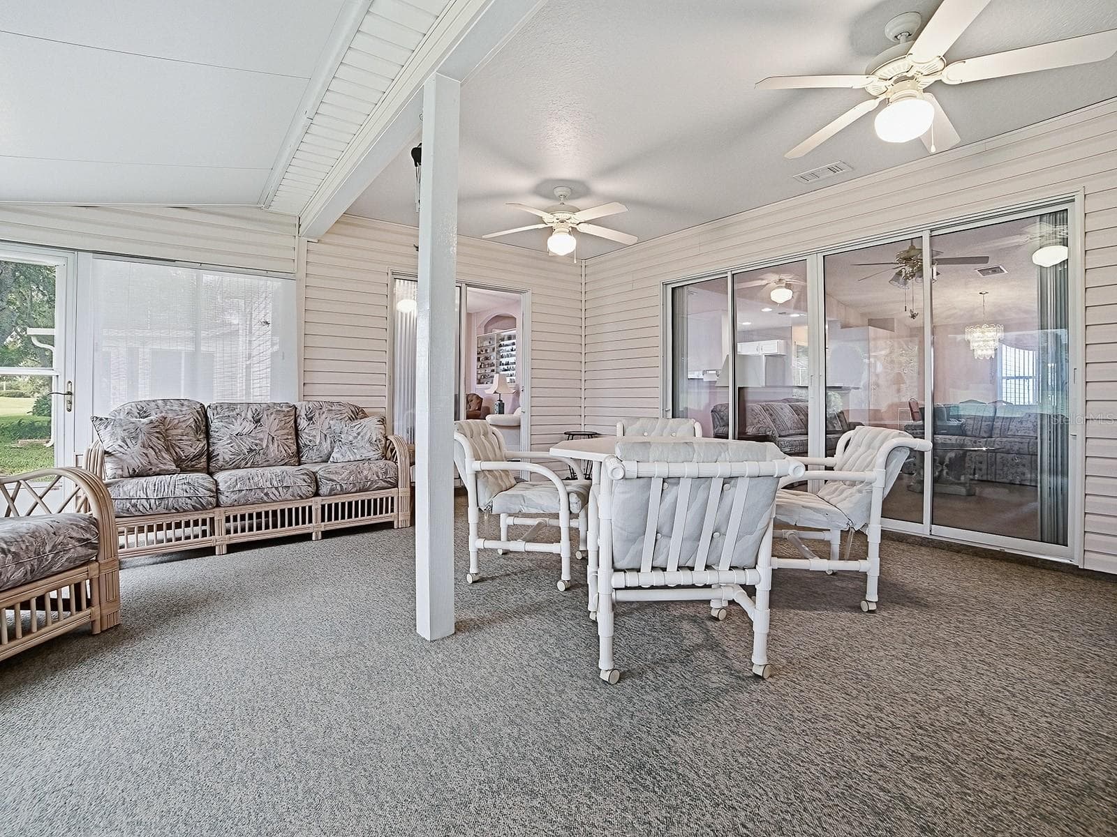 LOTS OF SPACE IN YOUR LANAI - 1040 EAGLES LNDG, LEESBURG