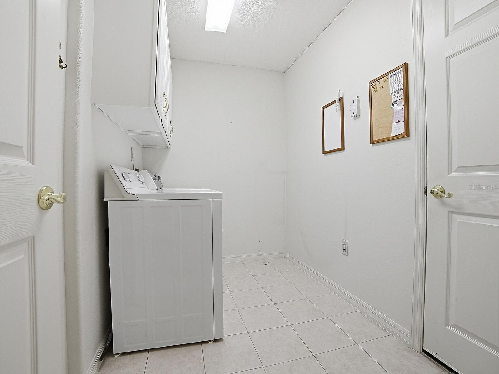 INSIDE LAUNDRY - 1040 EAGLES LNDG, LEESBURG