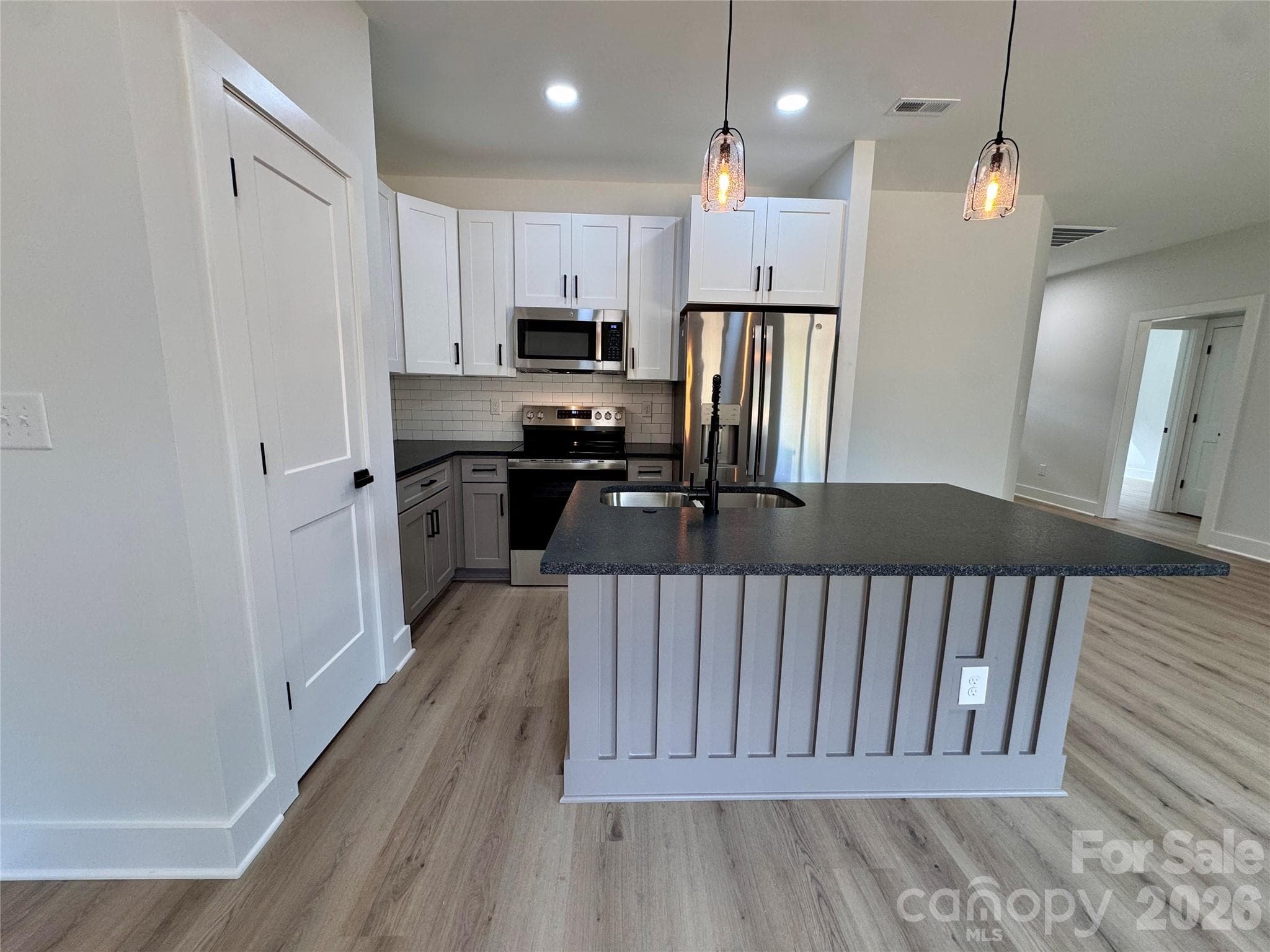 Single Family Residence at 606 E Robinson Street, Dallas, photo 3 of 17