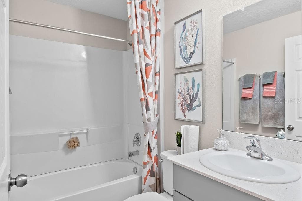 Secondary bathroom - 5945 SLATE ROCK DR, LAKELAND