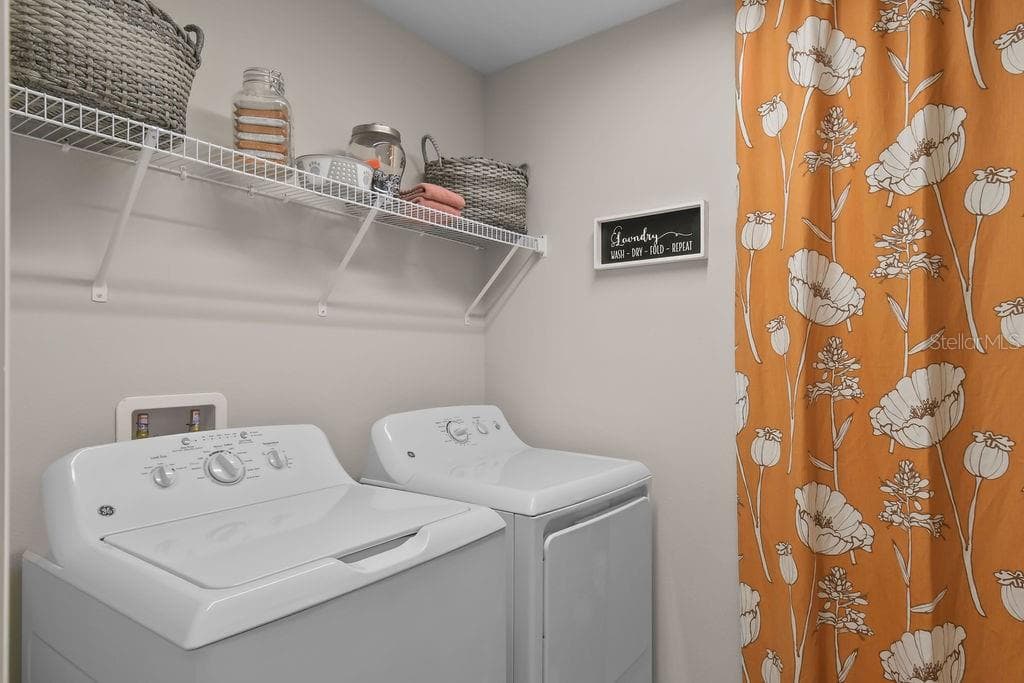 Indoor laundry room - 5945 SLATE ROCK DR, LAKELAND