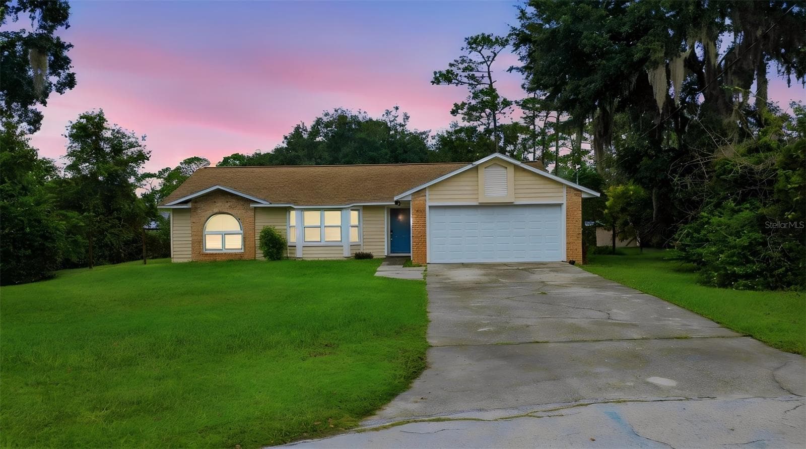 Twilight front exposure. - 2992 INCA CT, DELTONA