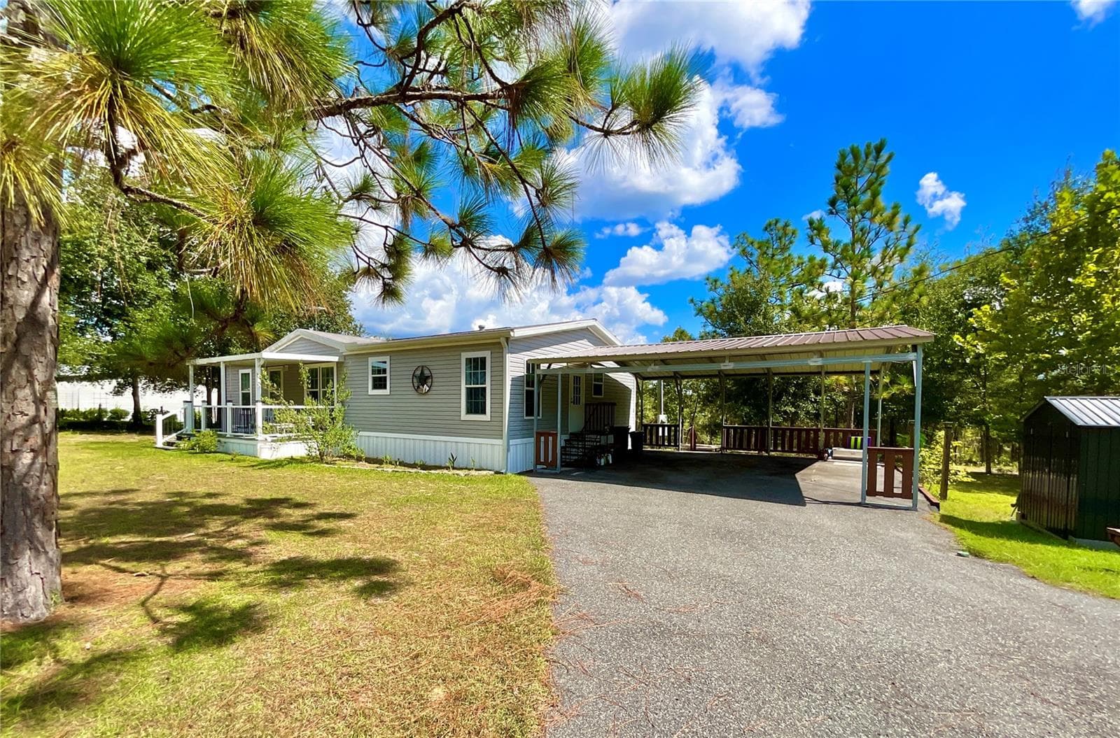 Manufactured Home at 104 SILVER DOLLAR DR, HAWTHORNE, photo 2 of 34