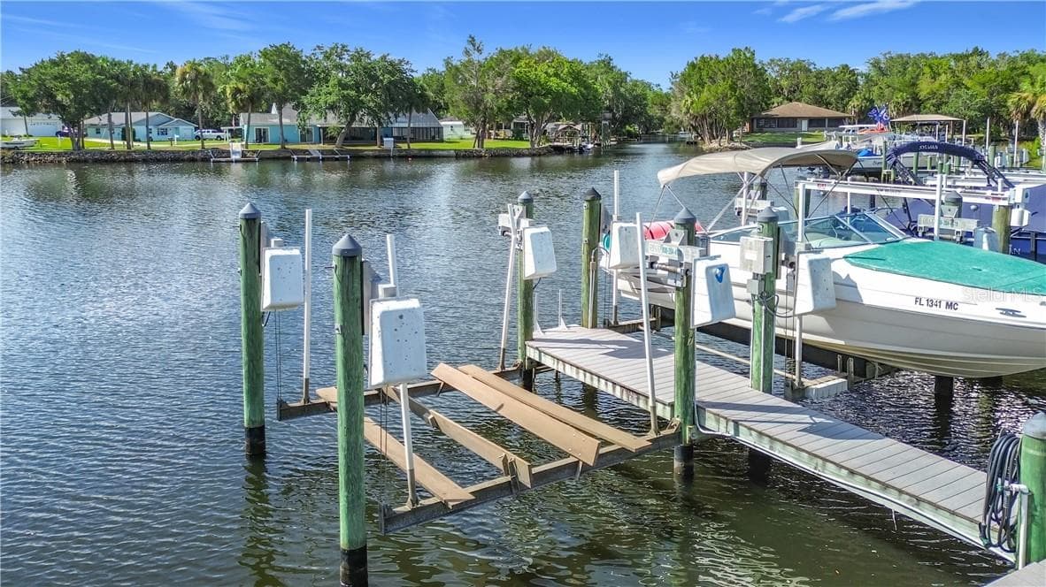 10,000 lb. boat lift - 11025 W Harbor Watch LOOP, CRYSTALRIVER FL 34428, Crystal River