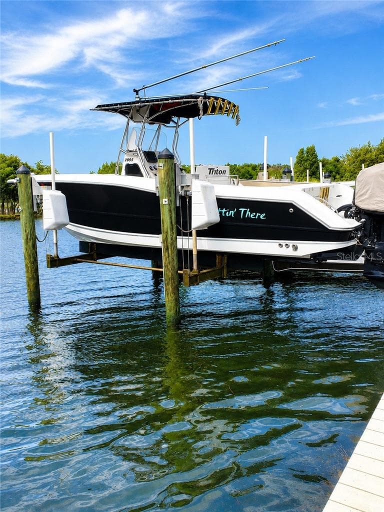 10,000 lb. boat lift - 11025 W Harbor Watch LOOP, CRYSTALRIVER FL 34428, Crystal River