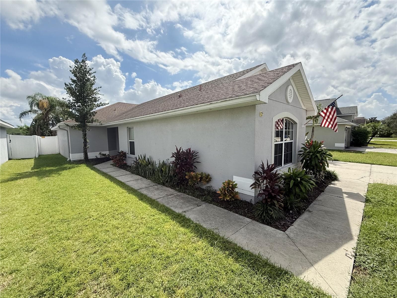 Single Family Residence at 14214 EDINBURGH MOOR DR, WIMAUMA, photo 2 of 27