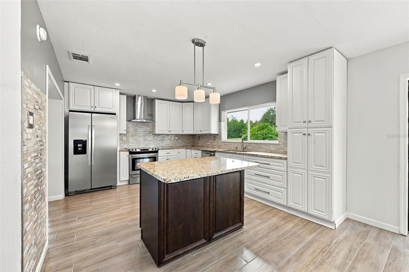 Stunning Modern Kitchen - 15 ABBEY CT, HAINES CITY