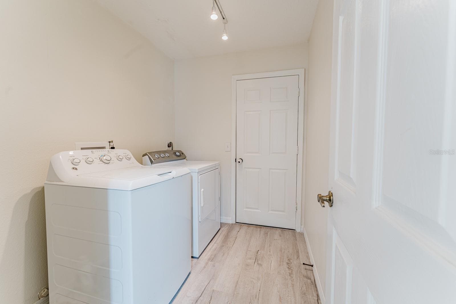 IndoorLlaundry - 349 BENTLEY ST, OVIEDO