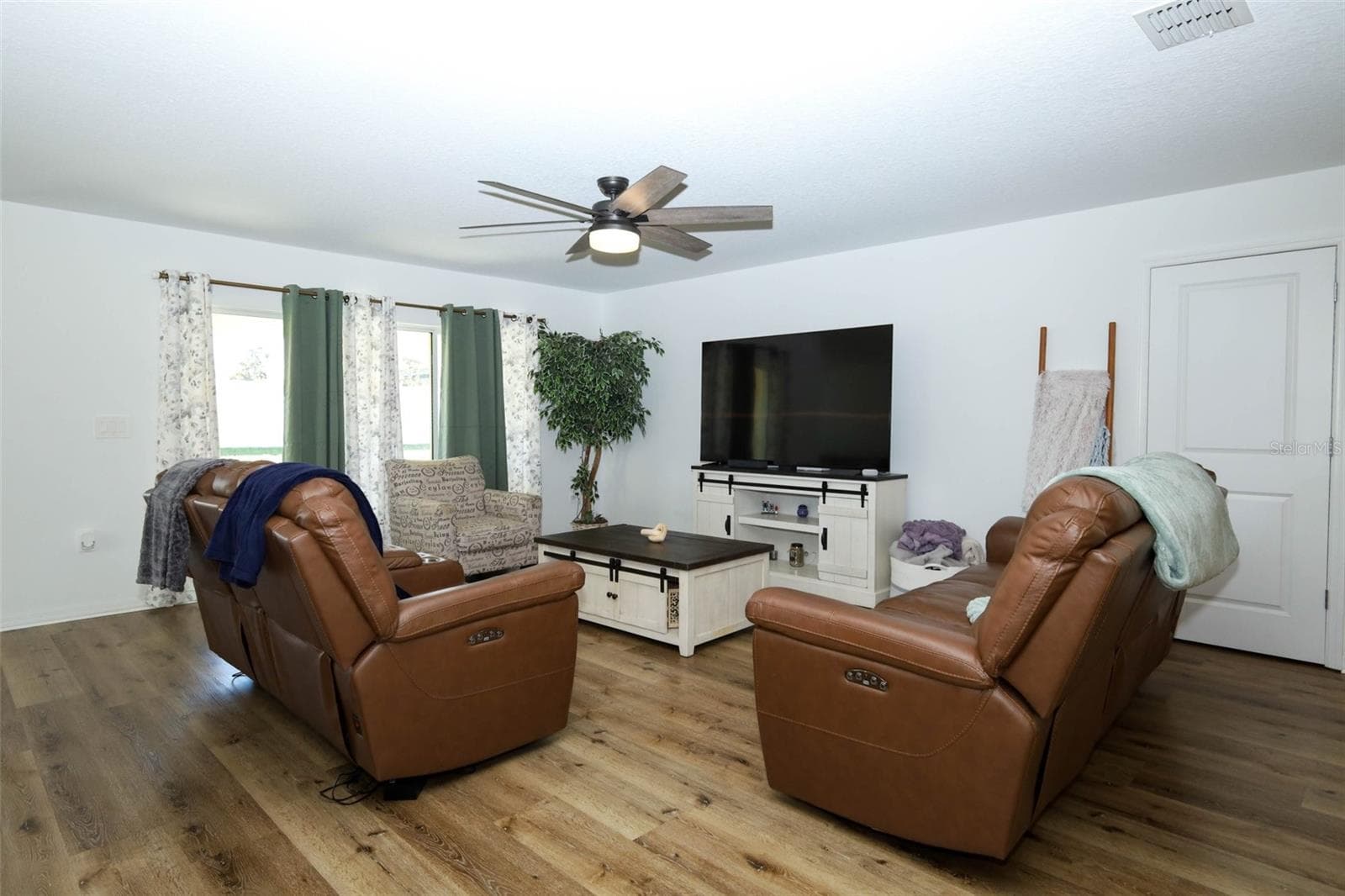 Single Family Residence at 5325 RED CORAL CIR, MOUNT DORA, photo 5 of 47