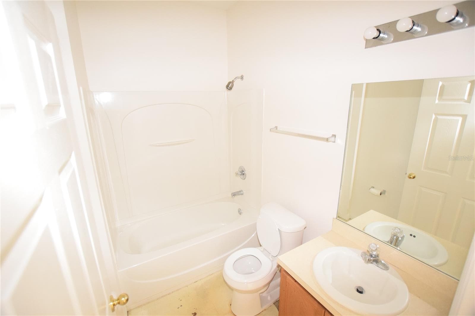 Downstairs Bath - 622 ALFANI ST, DAVENPORT