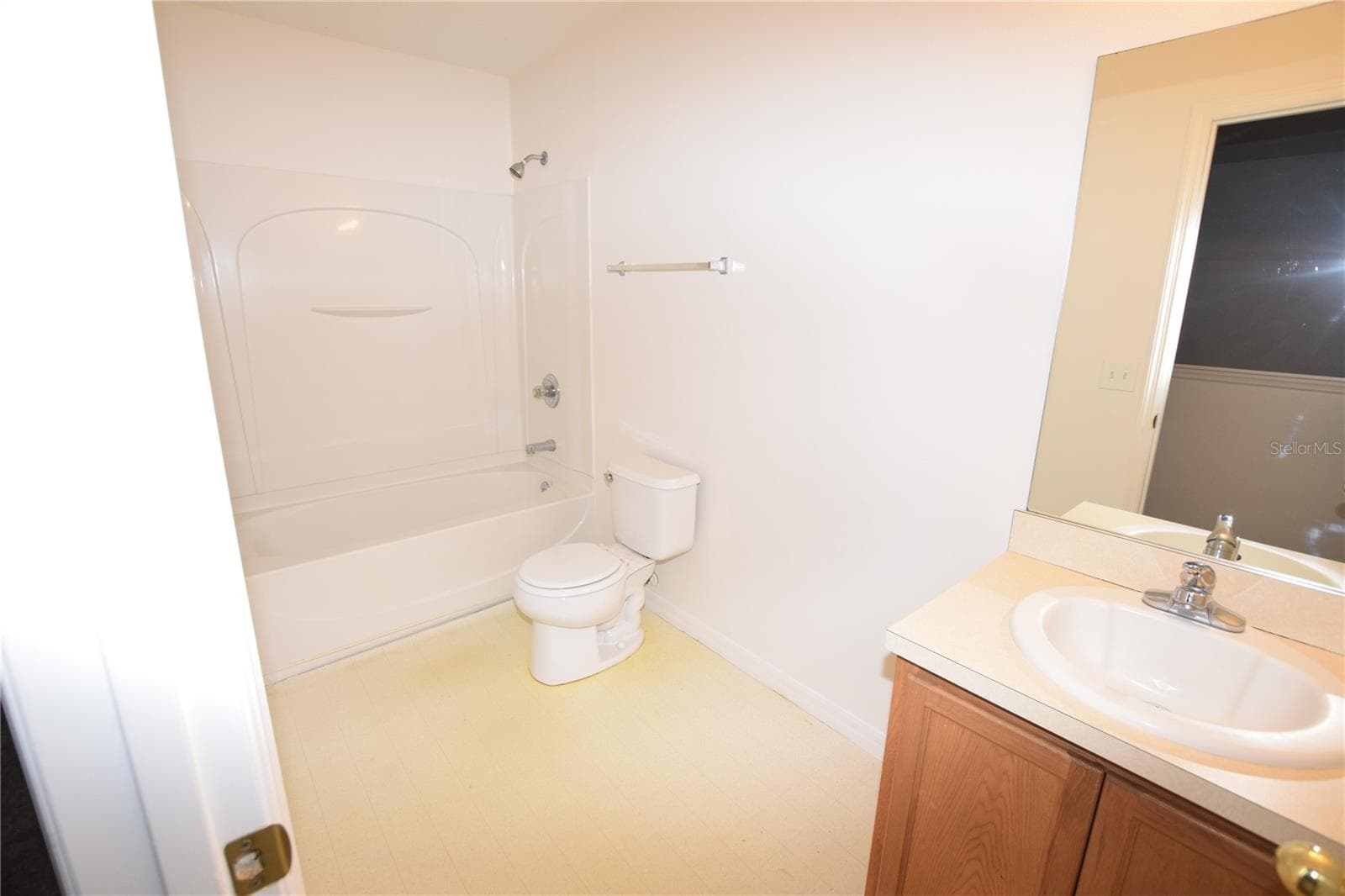 Upstairs Bath - 622 ALFANI ST, DAVENPORT