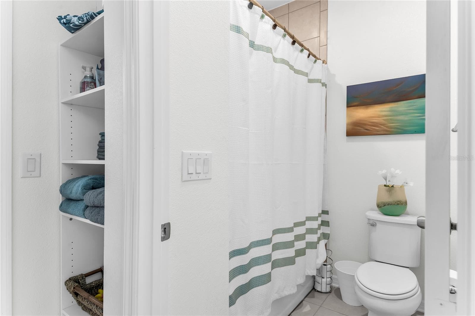 Jack & Jill Bathroom - 2375 PANORAMIC CIR, APOPKA