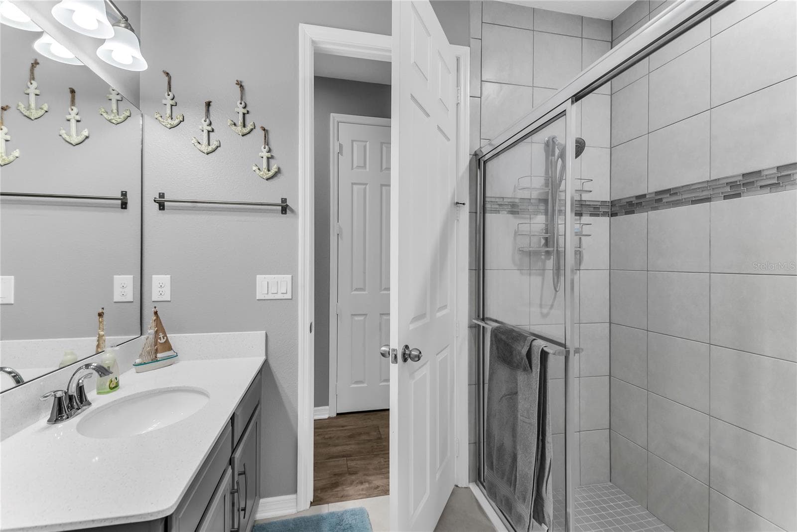 Hallway Bathroom - 2375 PANORAMIC CIR, APOPKA