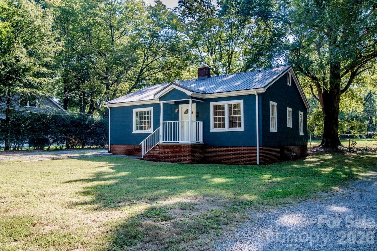 Single Family Residence at 541 Walnut Street, Mooresville, photo 2 of 18