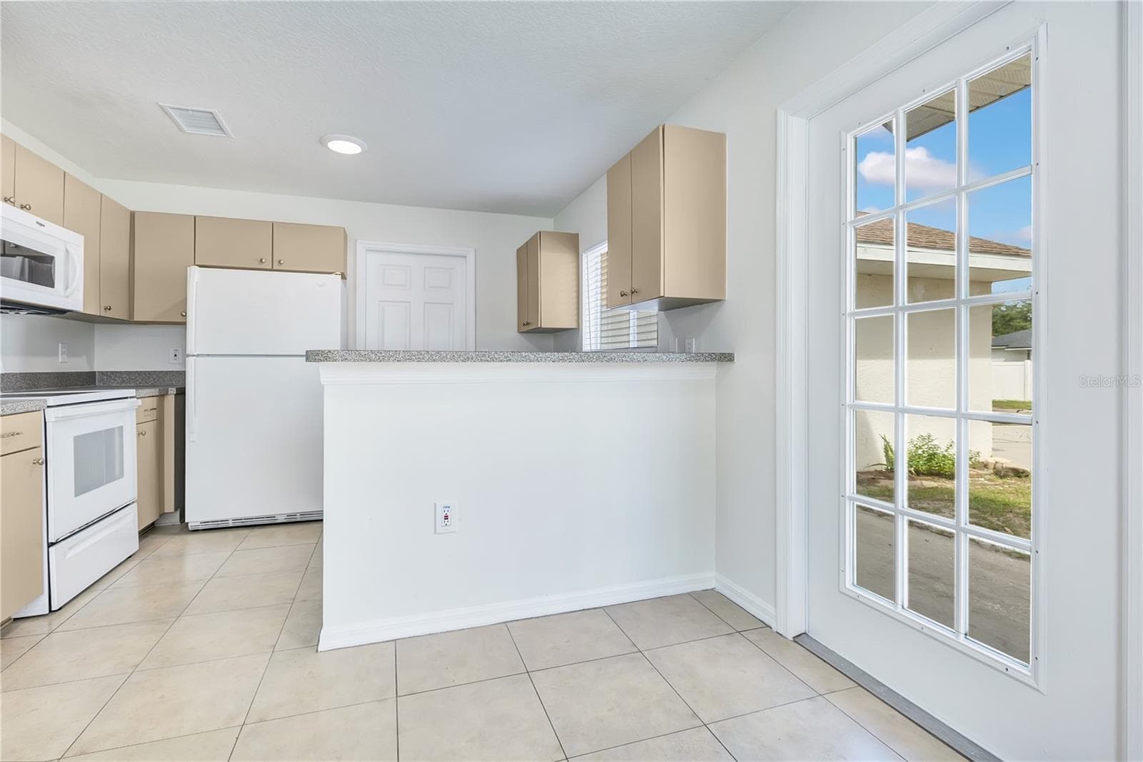 Single Family Residence at 10332 SUMMERVIEW CIR, RIVERVIEW, photo 13 of 26