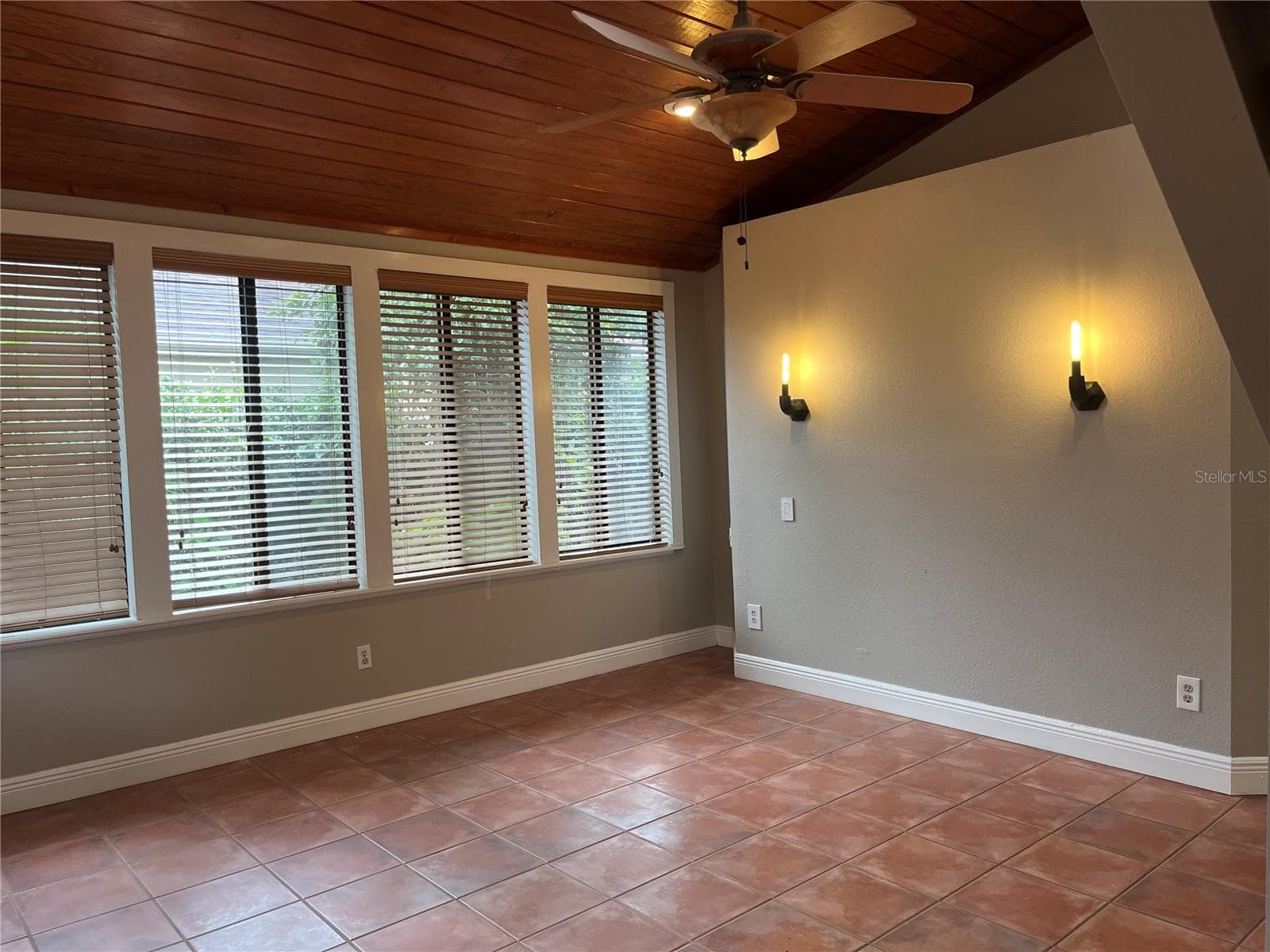Single Family Residence at 421 E MILLER ST, ORLANDO, photo 7 of 31