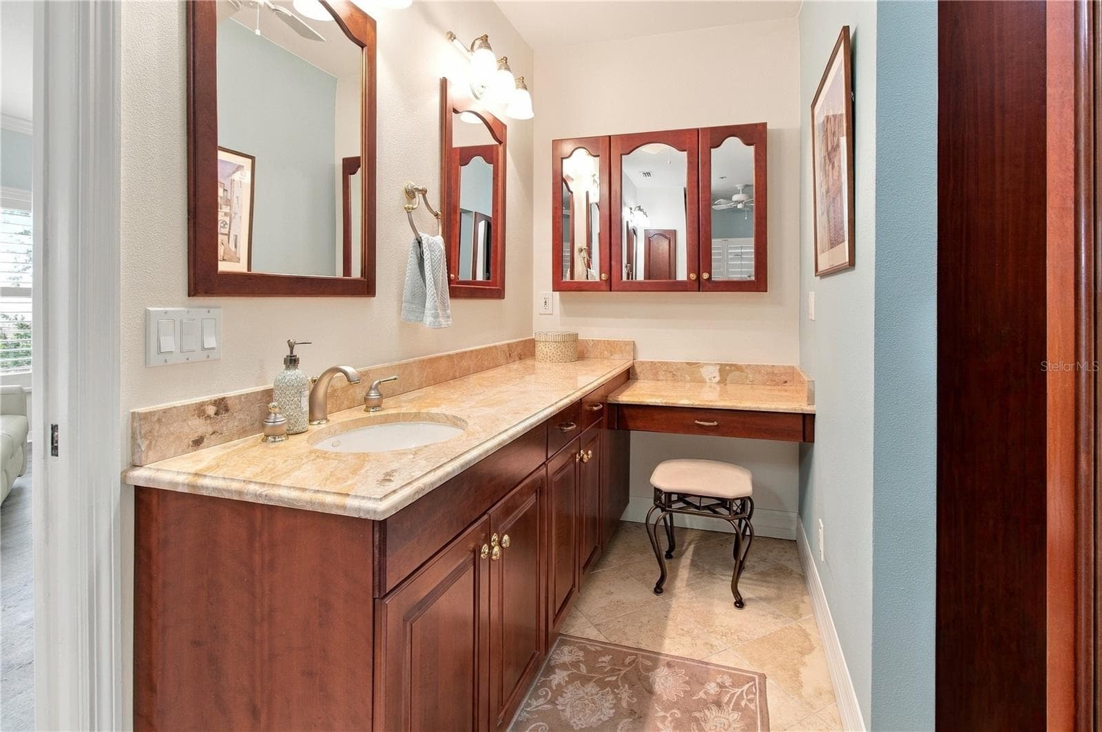 Separate his/her vanities - 4565 BAY CLUB DR #27, BRADENTON