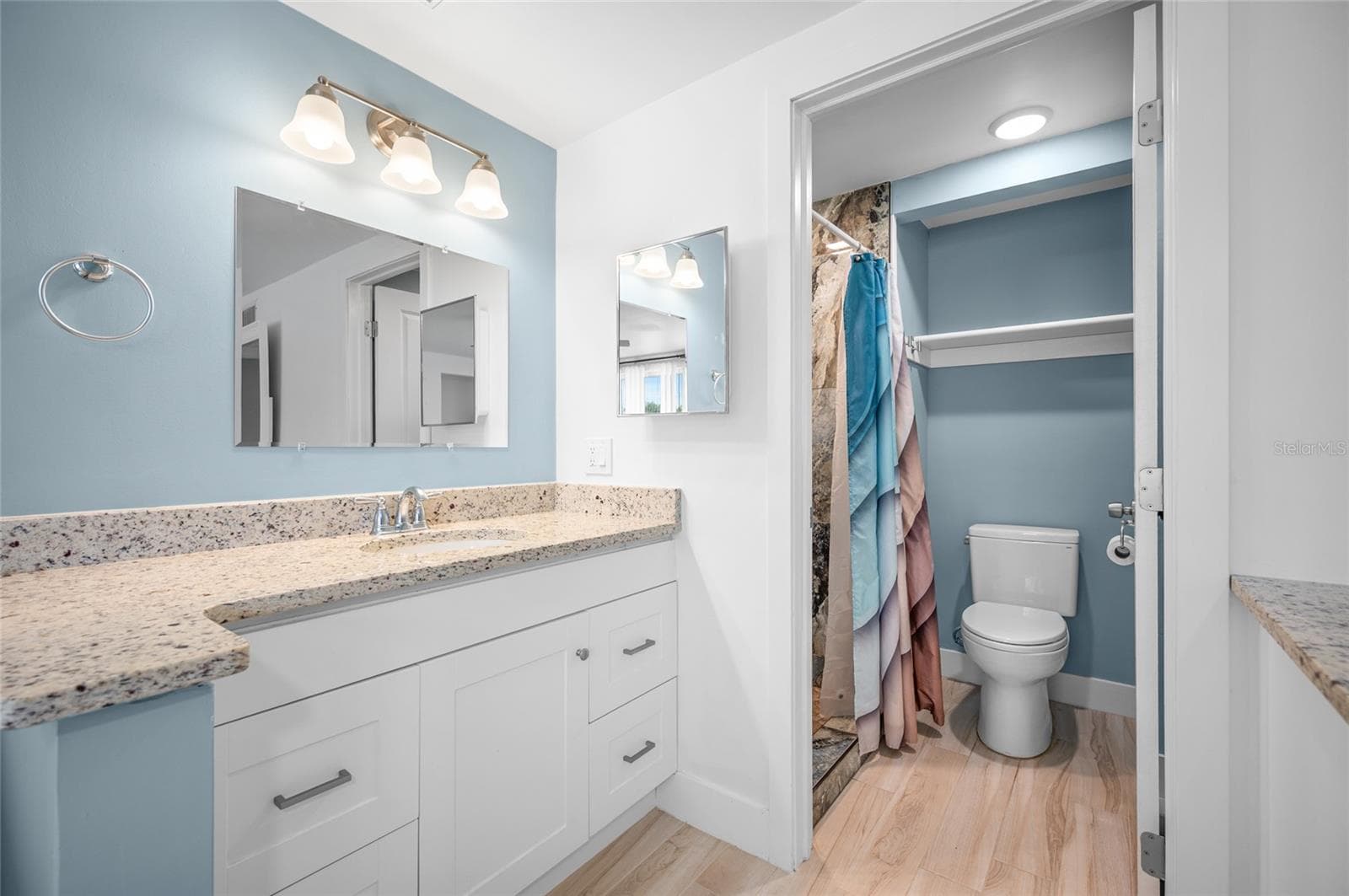 Ensuite primary bathroom with GRANITE COUNTER TOP - 2111 HEASLEY RD, ENGLEWOOD