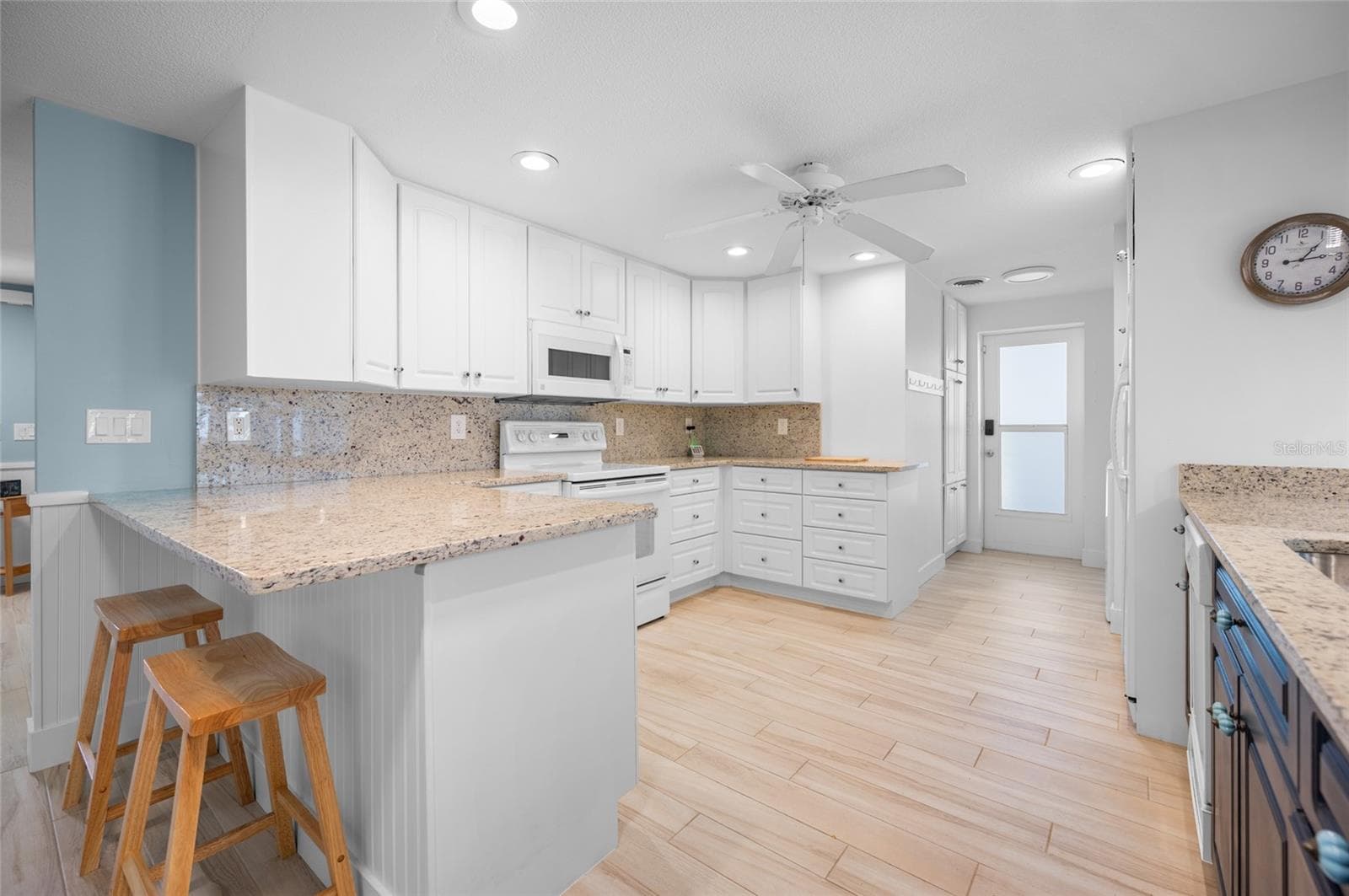 Spacious kitchen with GRANITE COUNTER TOPS & BREAKFAST BAR - 2111 HEASLEY RD, ENGLEWOOD