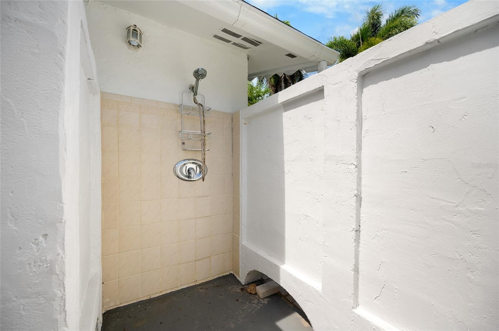 private outdoor shower - 2111 HEASLEY RD, ENGLEWOOD