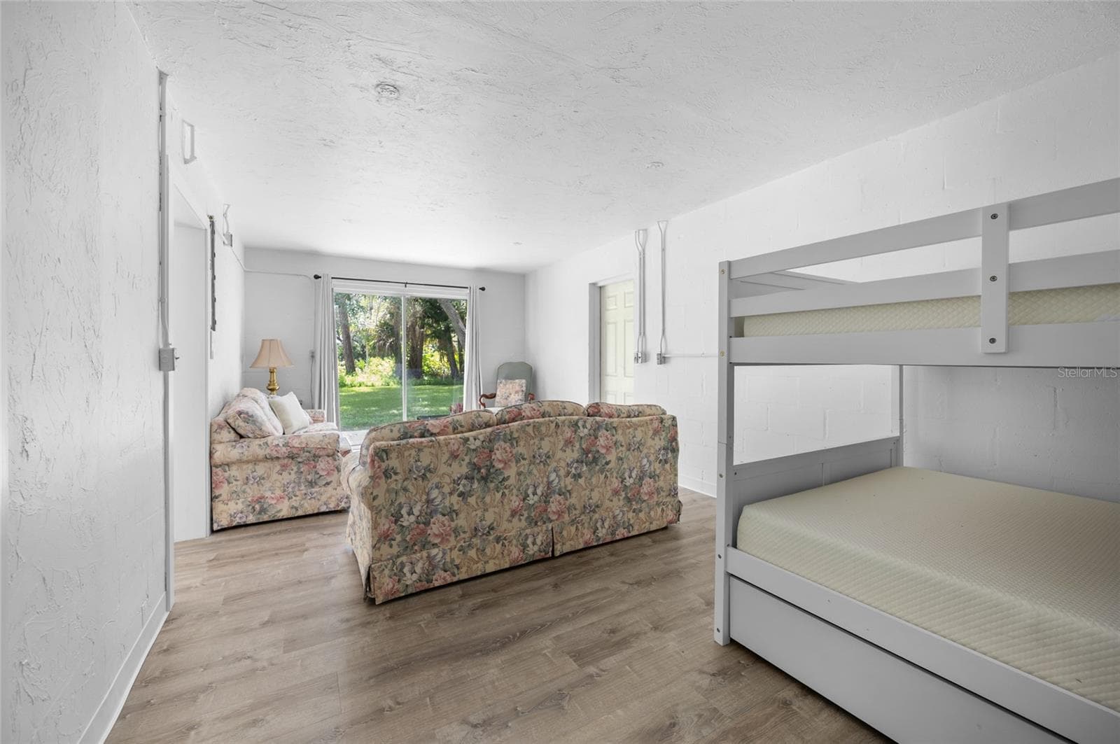 sleeps up to 8 - 2111 HEASLEY RD, ENGLEWOOD