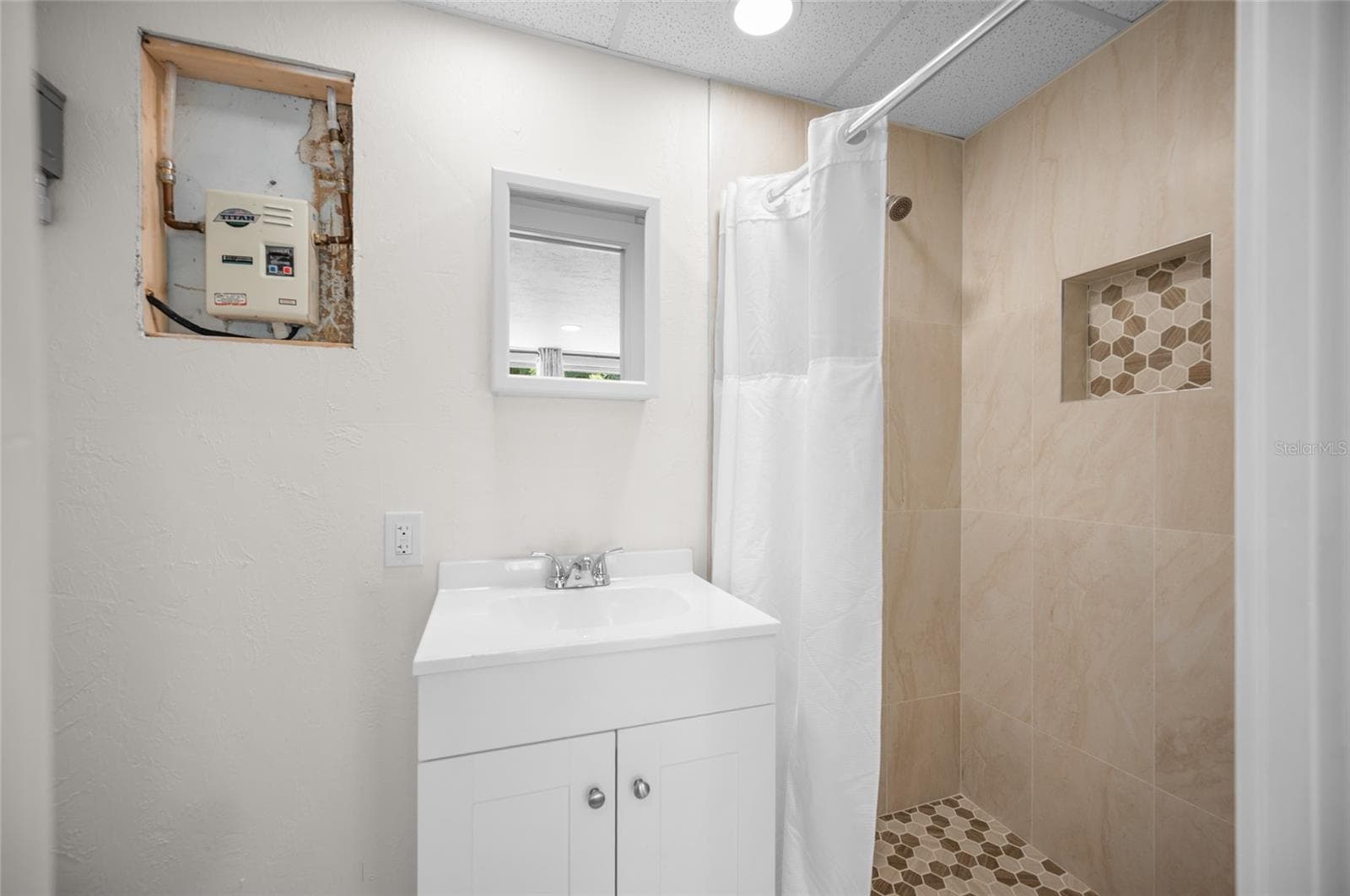 full bathroom - 2111 HEASLEY RD, ENGLEWOOD