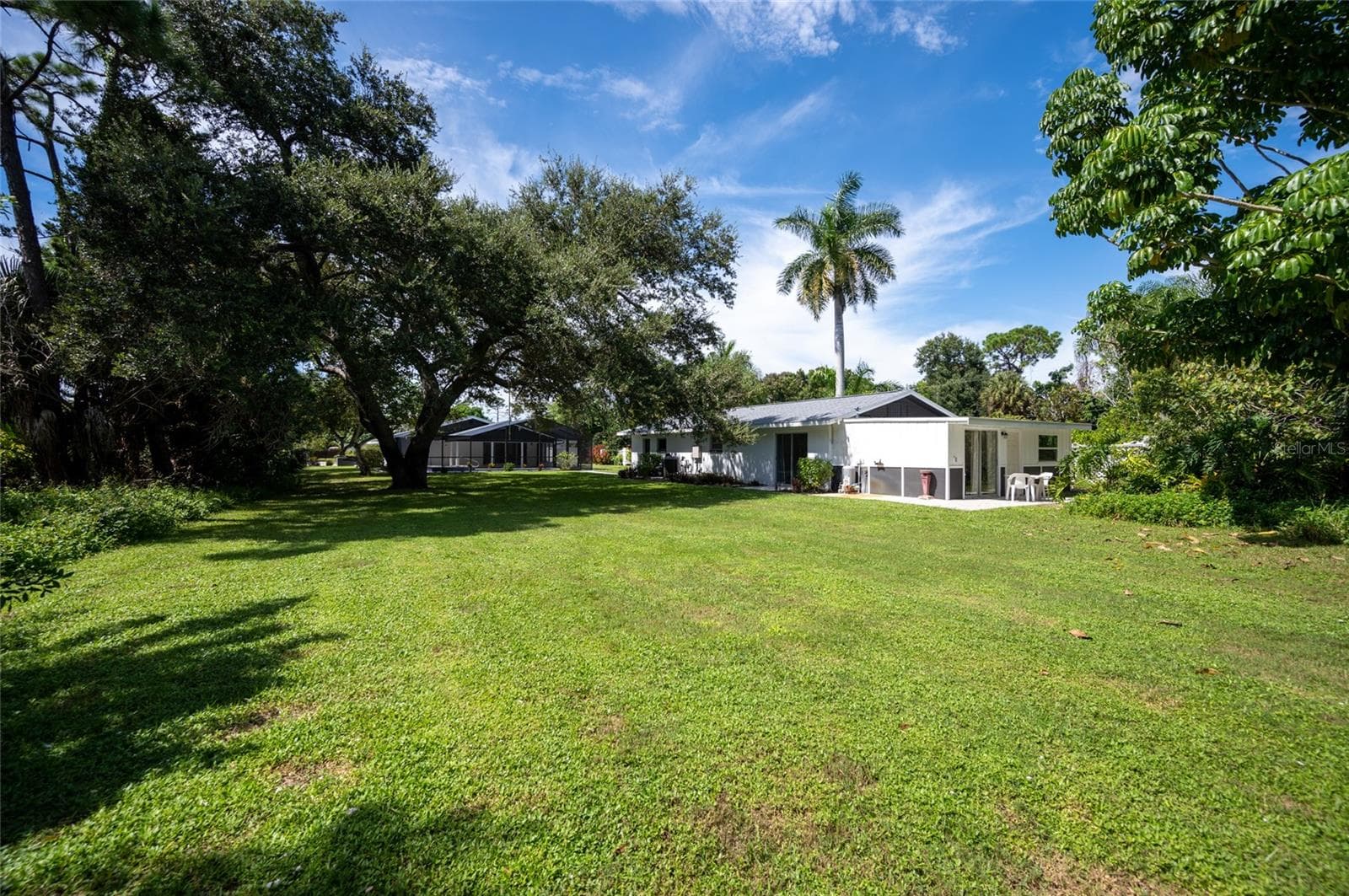 plenty of space in yard - 2111 HEASLEY RD, ENGLEWOOD