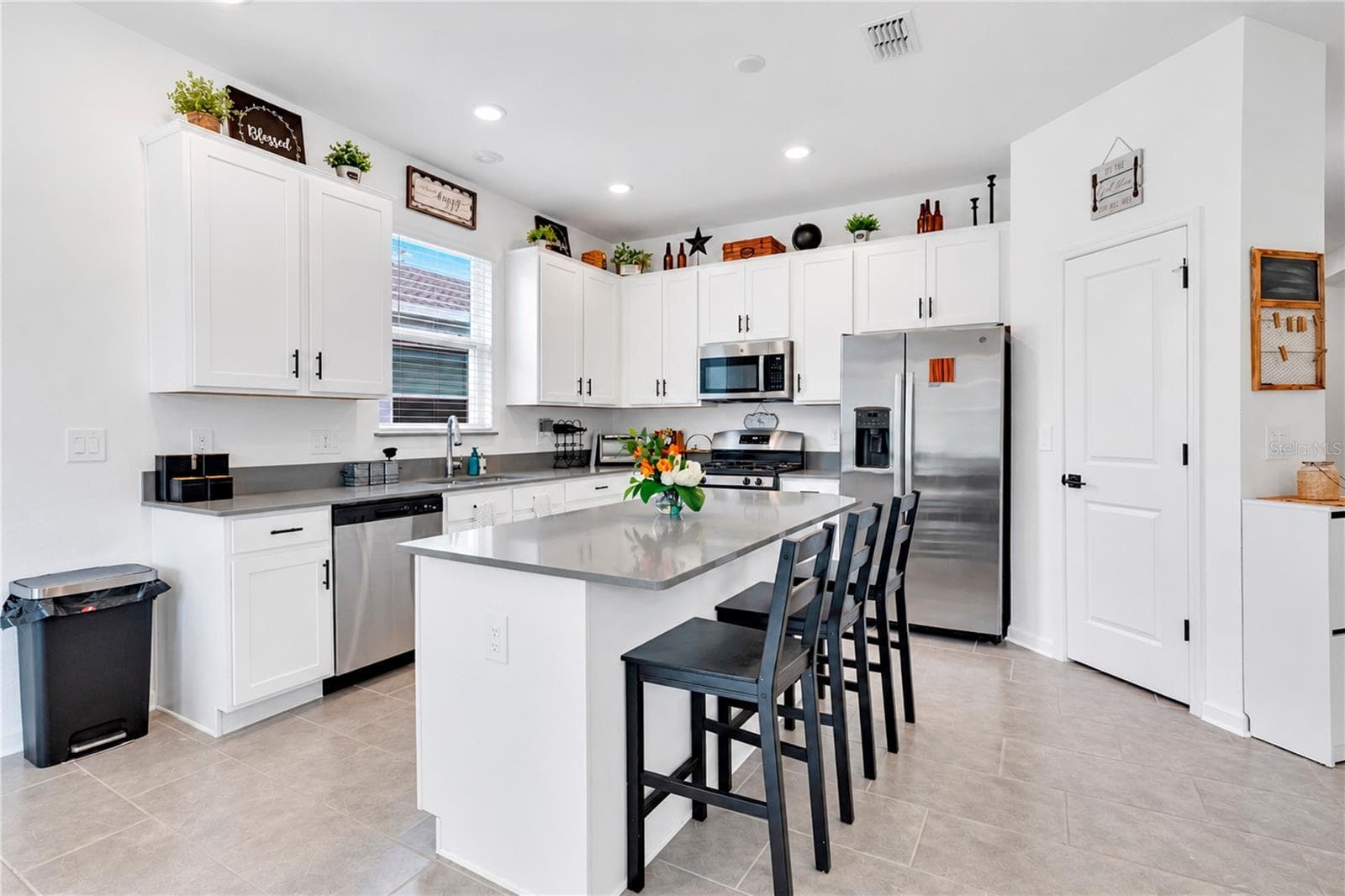 Single Family Residence at 34024 SKY BLOSSOM CIR, LEESBURG, photo 10 of 40